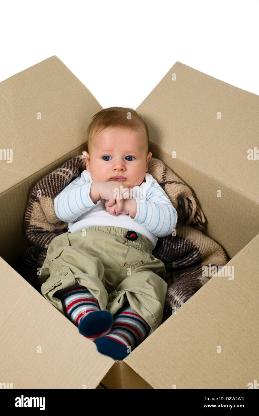 Baby Boy ist in der Box mit pelzigen Decke Stockfoto