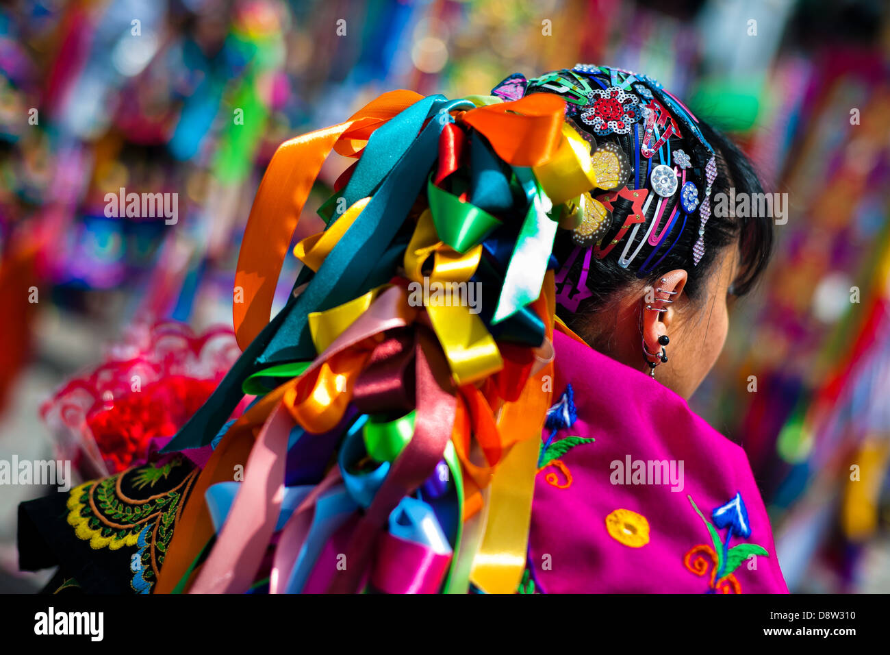 Ein Mädchen Tänzer (Danzante) nimmt Teil an der religiösen Parade innerhalb des Fronleichnam-Festivals in Pujilí, Ecuador. Stockfoto
