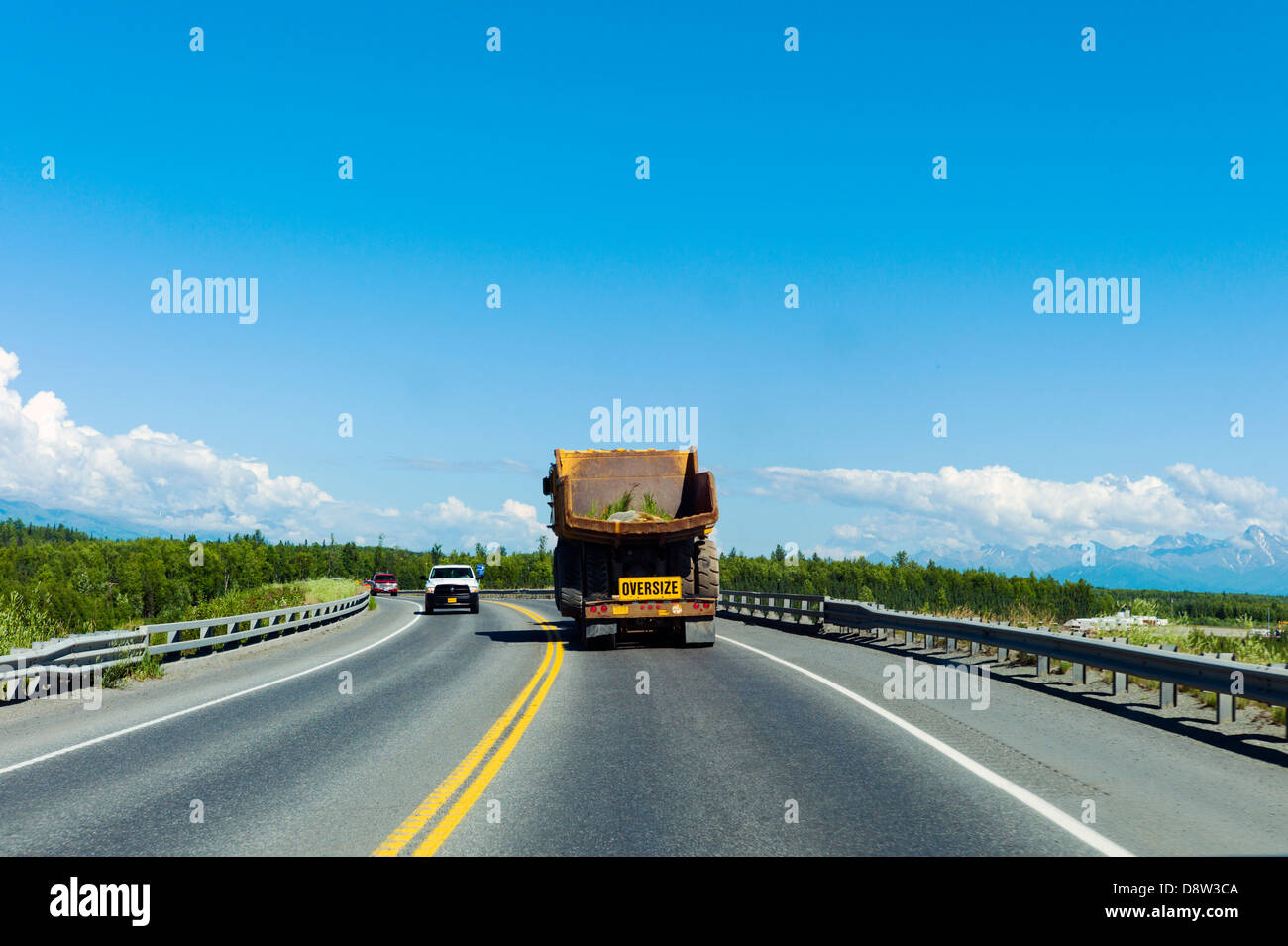 Baufahrzeug, Übergröße, große Last, Highway 3, nördlich von Anchorage, Alaska, USA Süden unterwegs Stockfoto