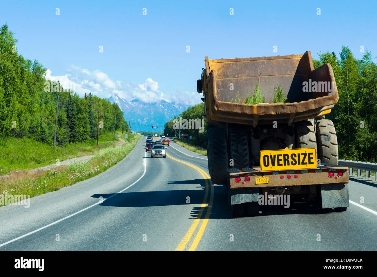 Baufahrzeug, Übergröße, große Last, Highway 3, nördlich von Anchorage, Alaska, USA Süden unterwegs Stockfoto