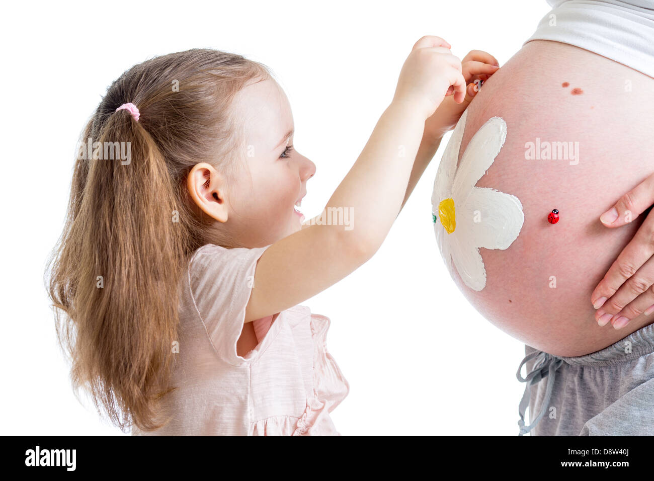 süßes Kind Mädchen schmücken Mutters Bauch Stockfoto