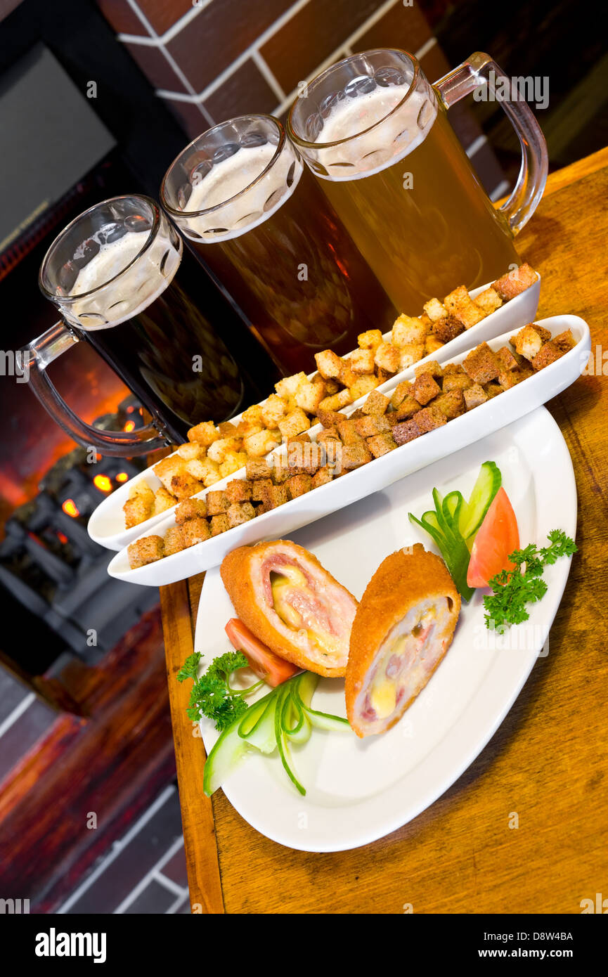 Bier mit snack Stockfoto