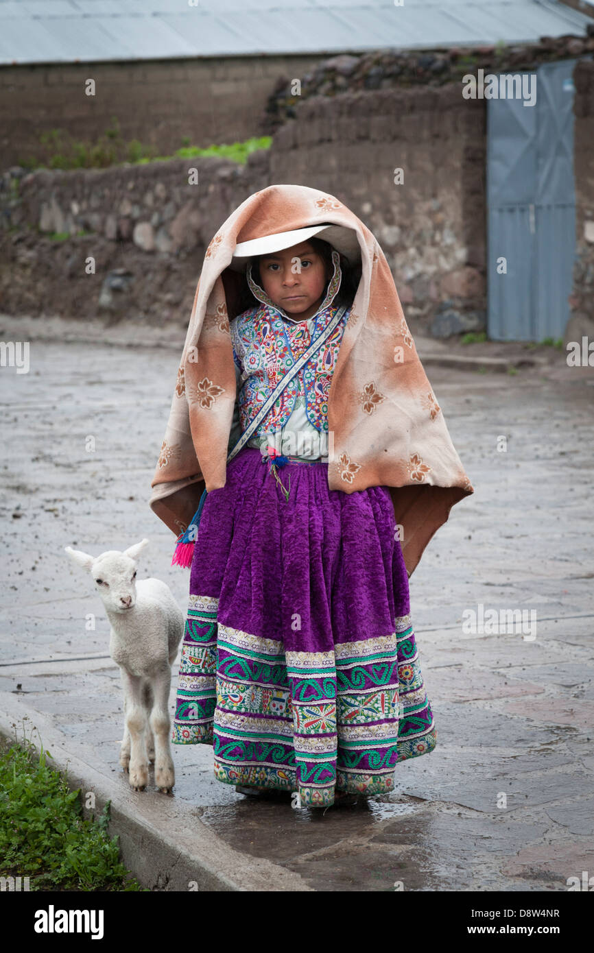 Indigene Mädchen in der Nähe von Maca, Colca Canyon, Peru Stockfoto