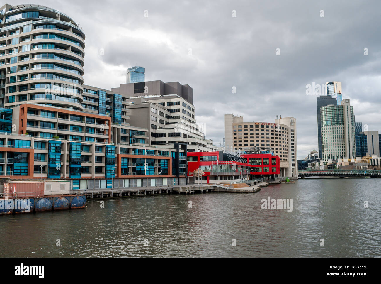 Blick entlang des Yarra River, Southbank, in der Innenstadt von Melbourne, Australien. Stockfoto
