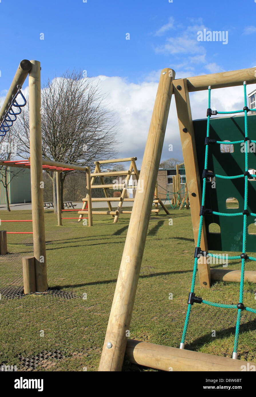 Schule, Klettergerüst mit Spielplatz und Sporthalle im Hintergrund, Scarborough, England. Stockfoto