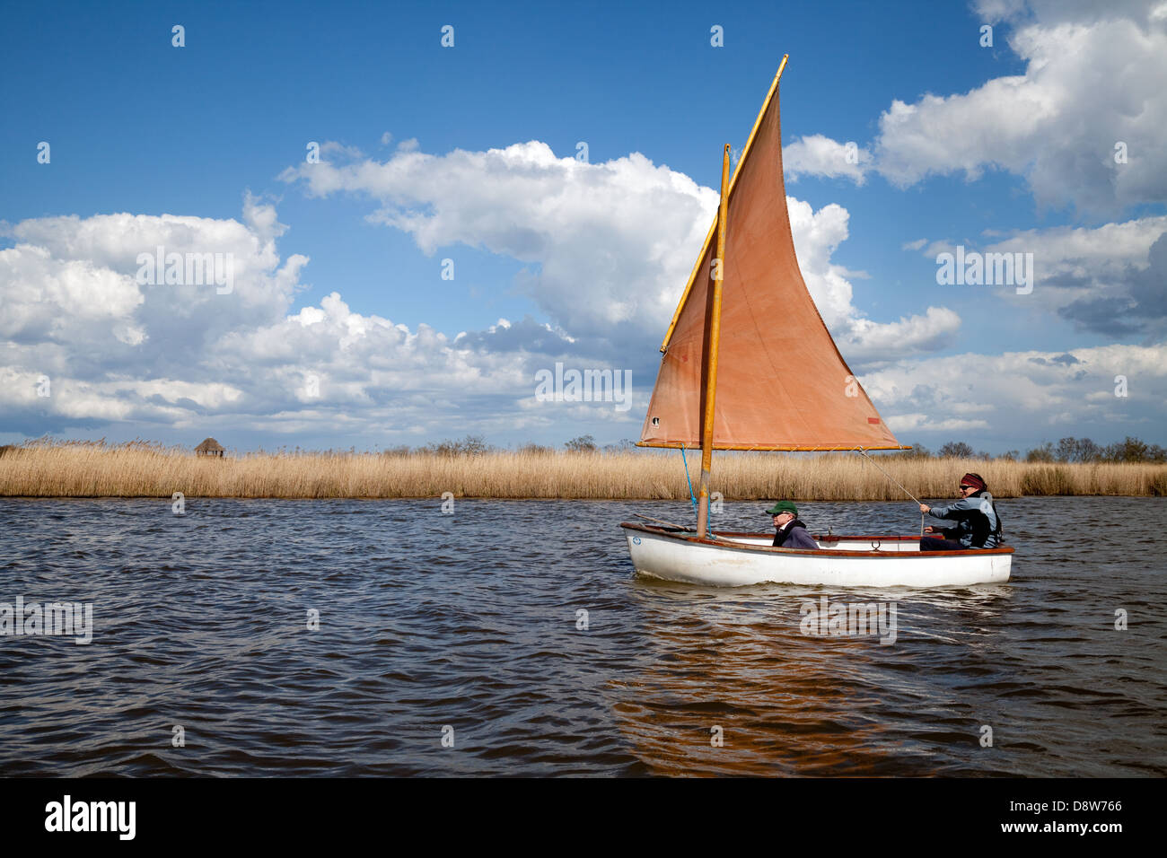 Älteres Ehepaar Segeln ein Segelboot, Hickling Broad, Norfolk Broads, East Anglia, England UK Stockfoto