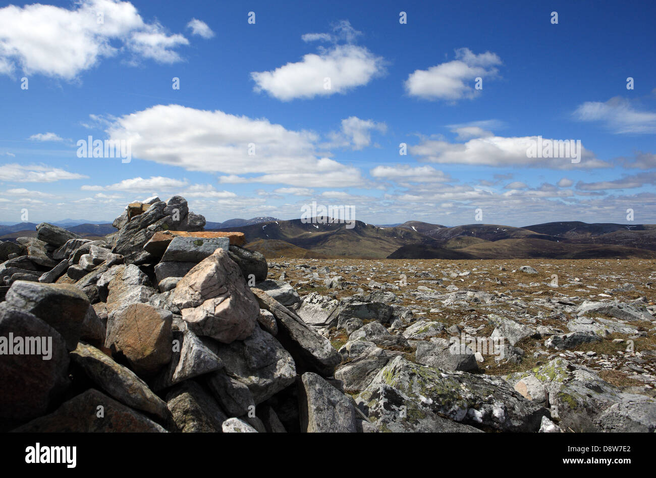 Blick vom Gipfel Cairn von Carn a'Gheoidh (975m) am Glenshee in den schottischen Highlands Stockfoto