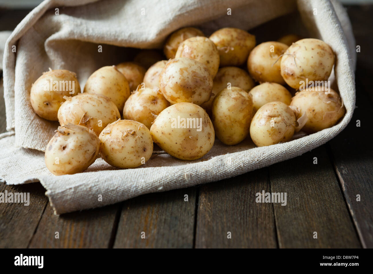 Rohe Babykartoffeln in meschotschek, Nahaufnahme Essen Stockfoto