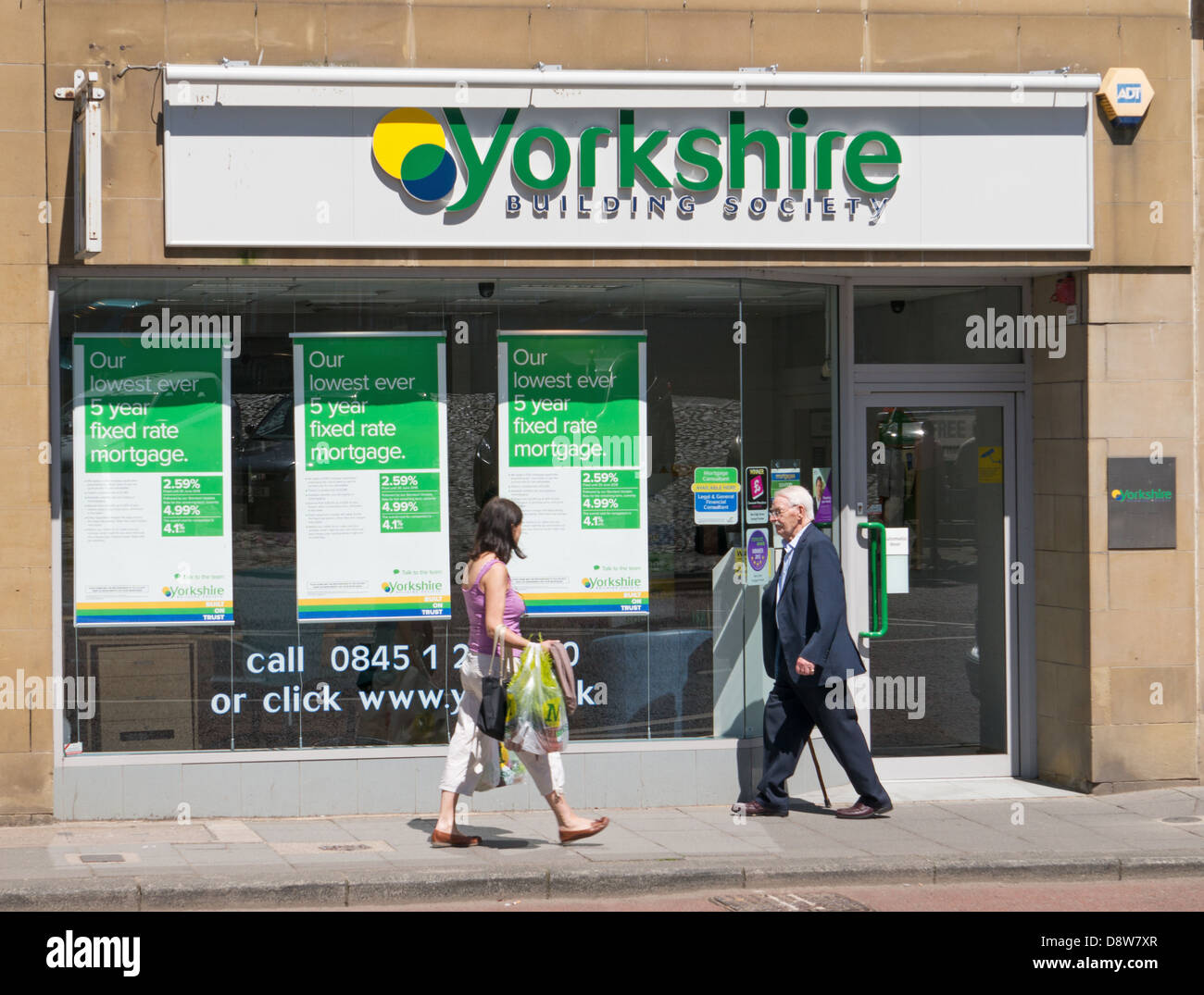Menschen zu Fuß vorbei an der Yorkshire Building Society, Alnwick, Northumberland, England, UK Stockfoto