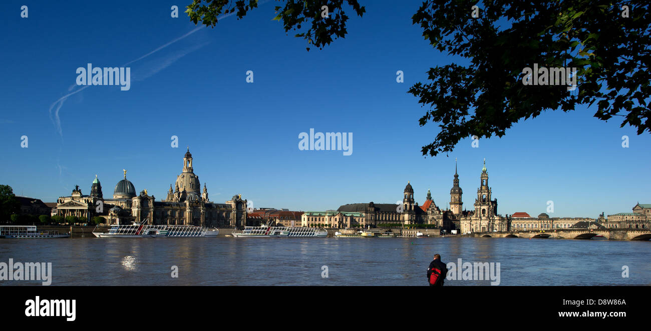 Dresden, Deutschland. 4. Juni 2013.A Mann nimmt ein Bild von der alten Stadt und der Elbe, Hochwasser, trägt aus des Königs Waterfront in Dresden, Deutschland, 5. Juni 2013. Foto: ARNO BURGI/Dpa/Alamy Live-Nachrichten Stockfoto