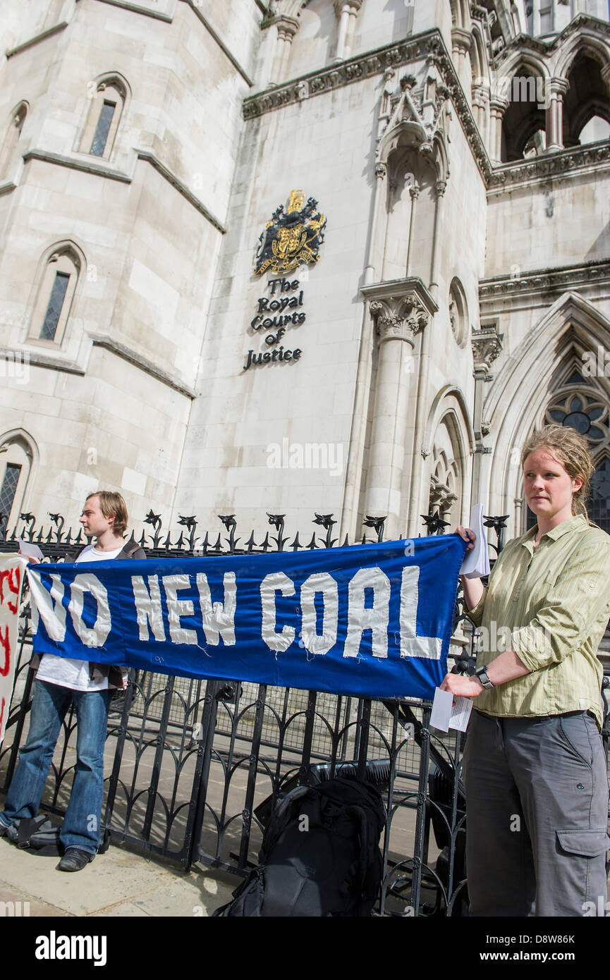 London, UK. 5. Juni 2013. Britische Kohle suchen eine gerichtliche Überprüfung vor dem High Court heute einer Entscheidung durch den Inspektor des Secretary Of State, Erlaubnis für ein Tagebau-Mine an Bradley, Co Durham zu verweigern. Demonstranten versucht, die Umwelt und Gemeinschaft Auswirkungen der möglichen Operation zu markieren. High Court, der Strand, London, UK 5. Juni 2013. Bildnachweis: Guy Bell/Alamy Live-Nachrichten Stockfoto