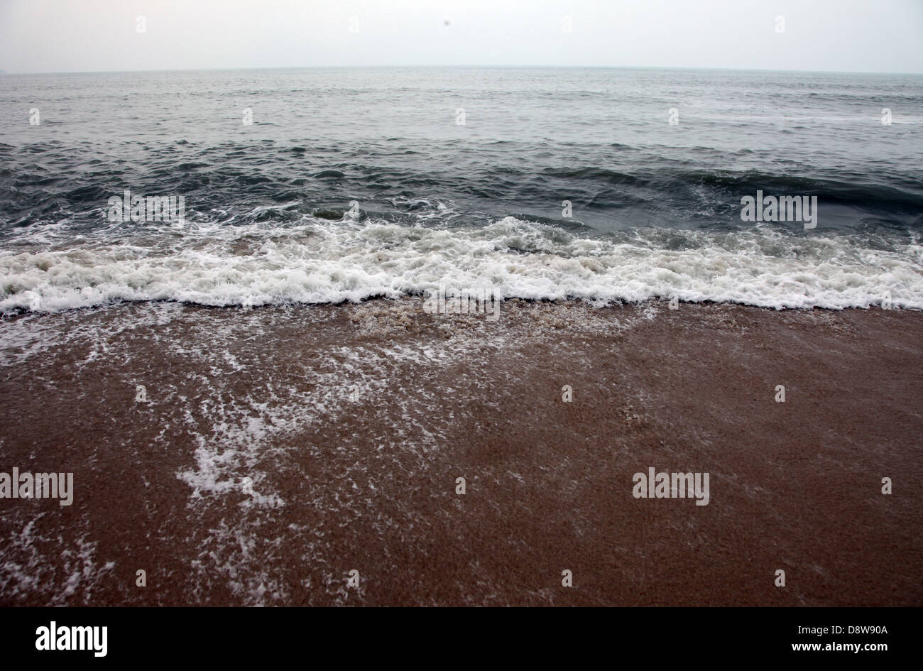 Es ist ein Foto von den Wellen auf dem Sand des Strandes. Es ist das Meer oder das Meer. Es ist genial und sehen aus wie ein Traumziel Stockfoto