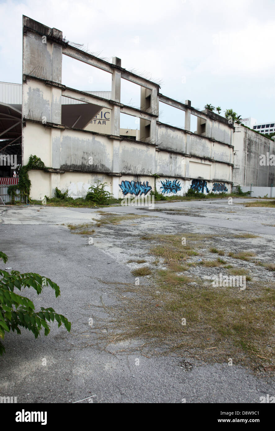 Es ist ein Foto von einer blauen Graffiti gegen eine zerstörte Wand in einer Einöde einer Stadt in Malaysia. Wir können sehen, dass es ein Industriegebiet ist Stockfoto