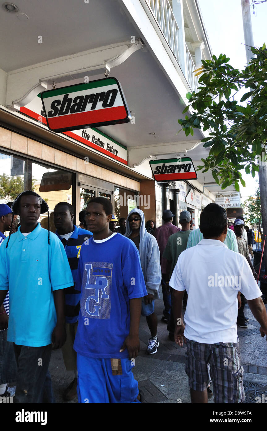 Menschen vor Ort auf Straße in Nassau, Bahamas Stockfoto