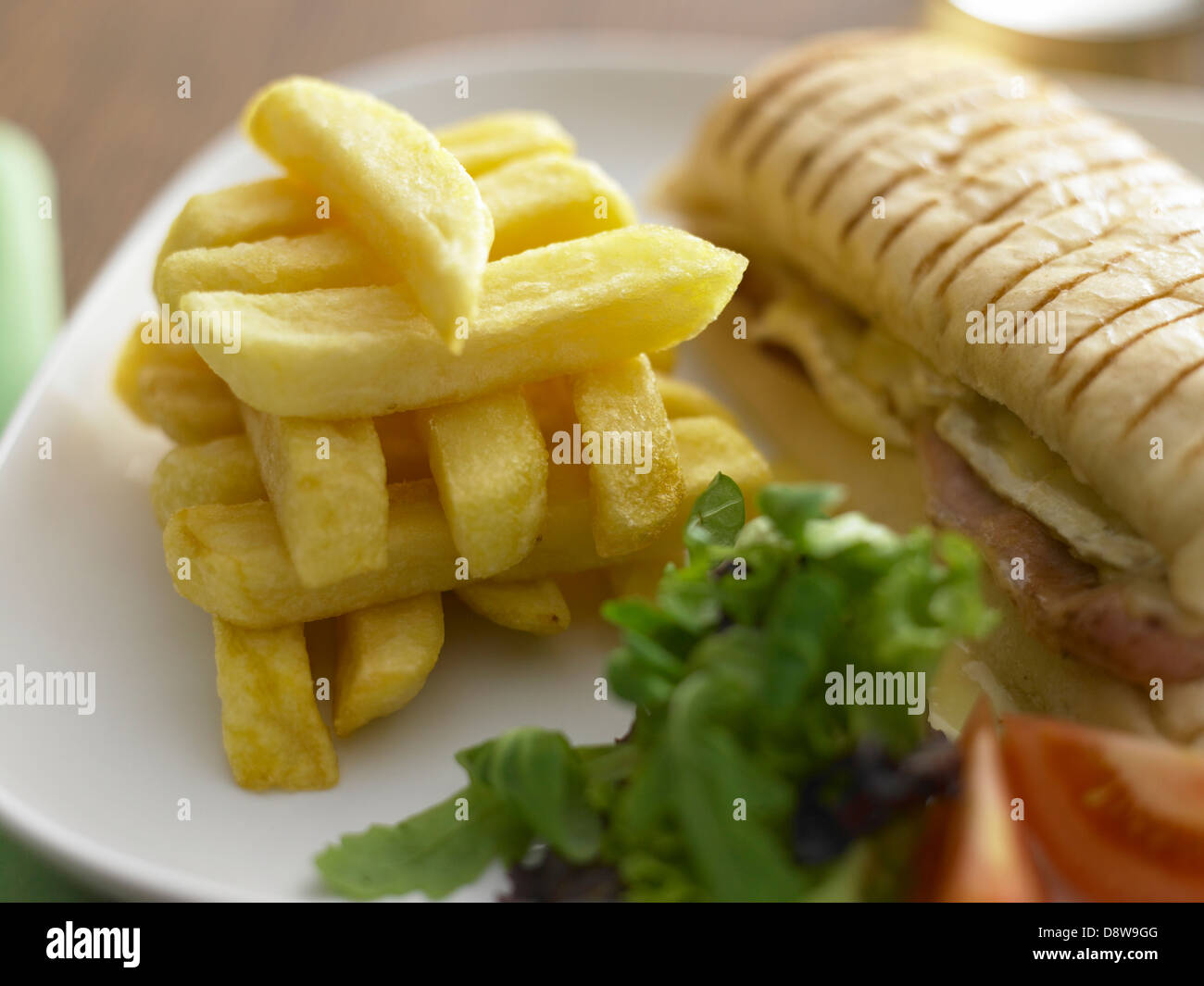 Mittagessen vom Grill Speck Ziegen Käse geschmolzen Ciabatta roll-out Chips Beilagensalat Stockfoto