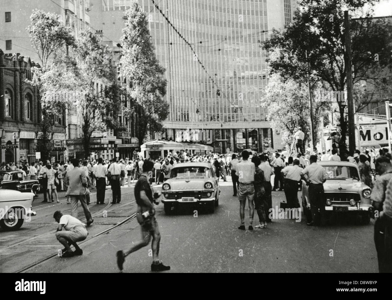Dieses Schwarzweiß-Foto zeigt die letzte Straßenbahn in Sydney, die durch den Chifley Square fährt. Es symbolisiert das Ende der Straßenbahnzeit in Sydney, wobei das Qantas-Gebäude im Hintergrund einen ikonischen Moment in der Stadtgeschichte darstellt. Stockfoto
