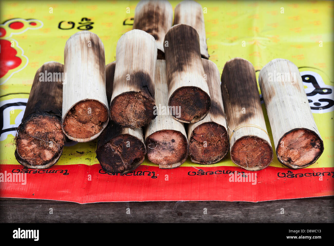 Klebreis in Bambus-Sprossen auf einen Stand auf dem Markt in Luang Prabang, Laos Stockfoto