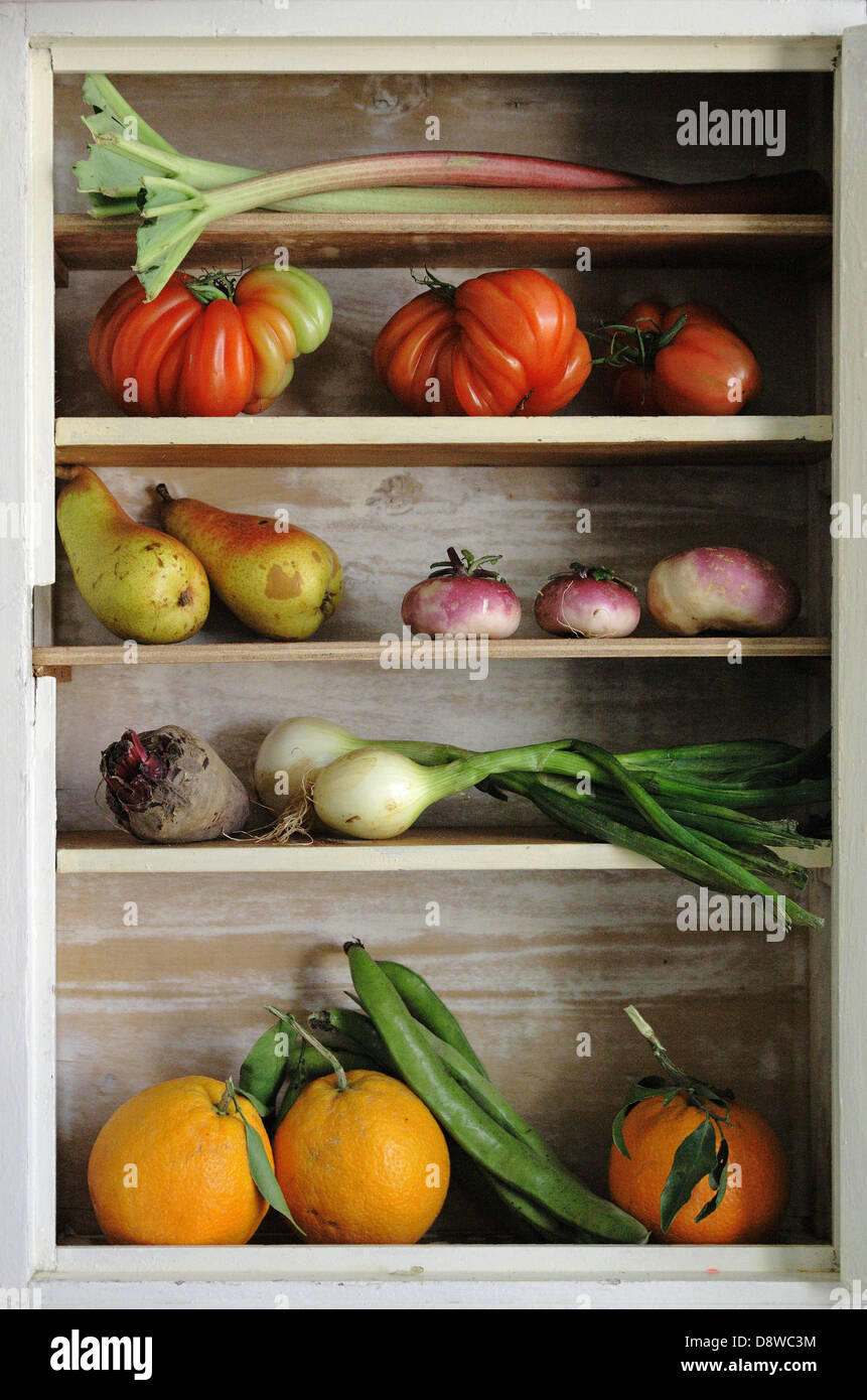Obst und Gemüse in eine Speisekammer Stockfoto