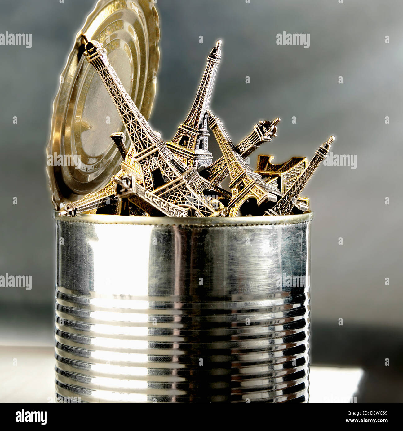 Zinn voller kleiner Eiffelturm Stockfoto