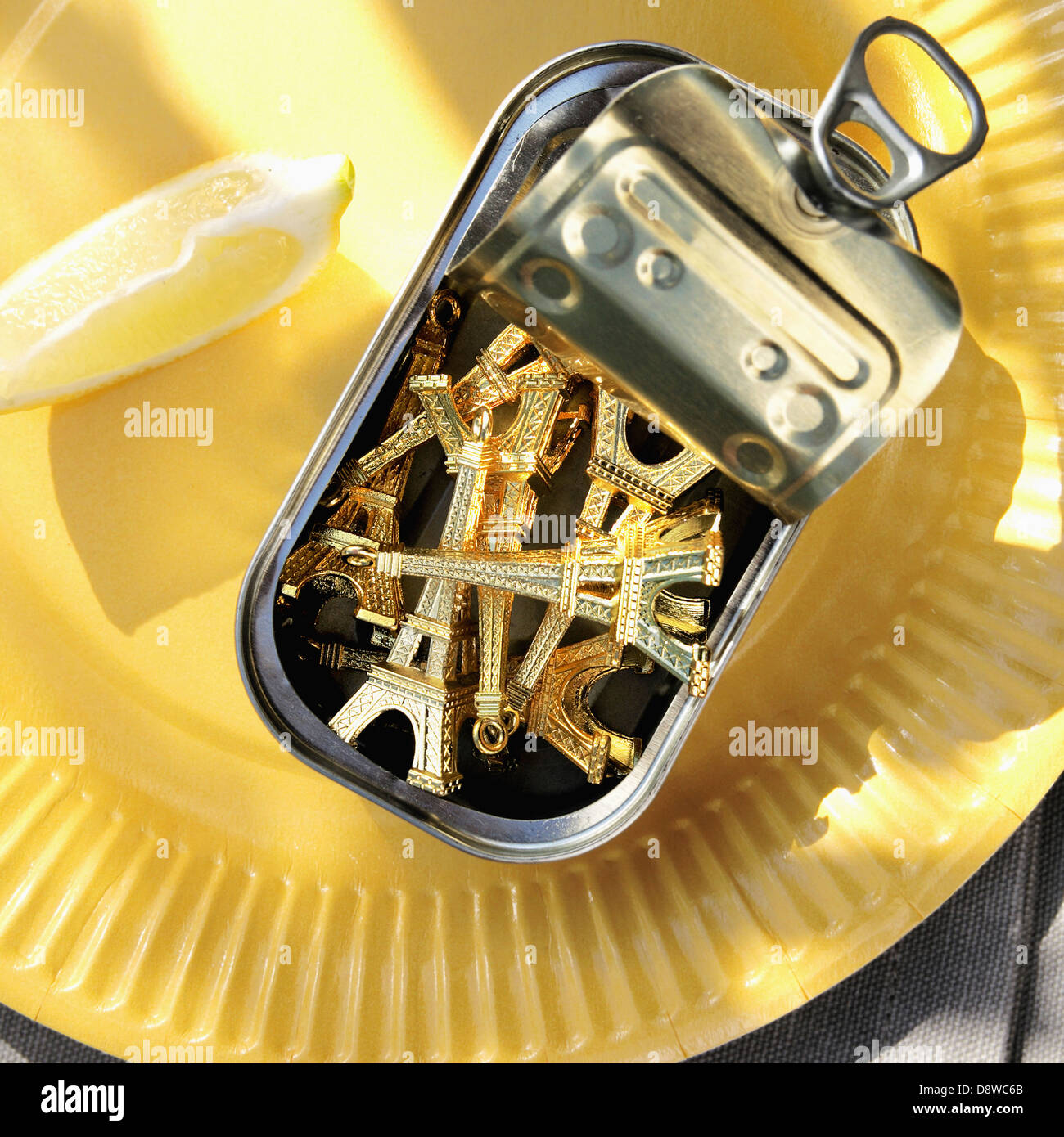 Zinn voller kleiner Eiffelturm Stockfoto