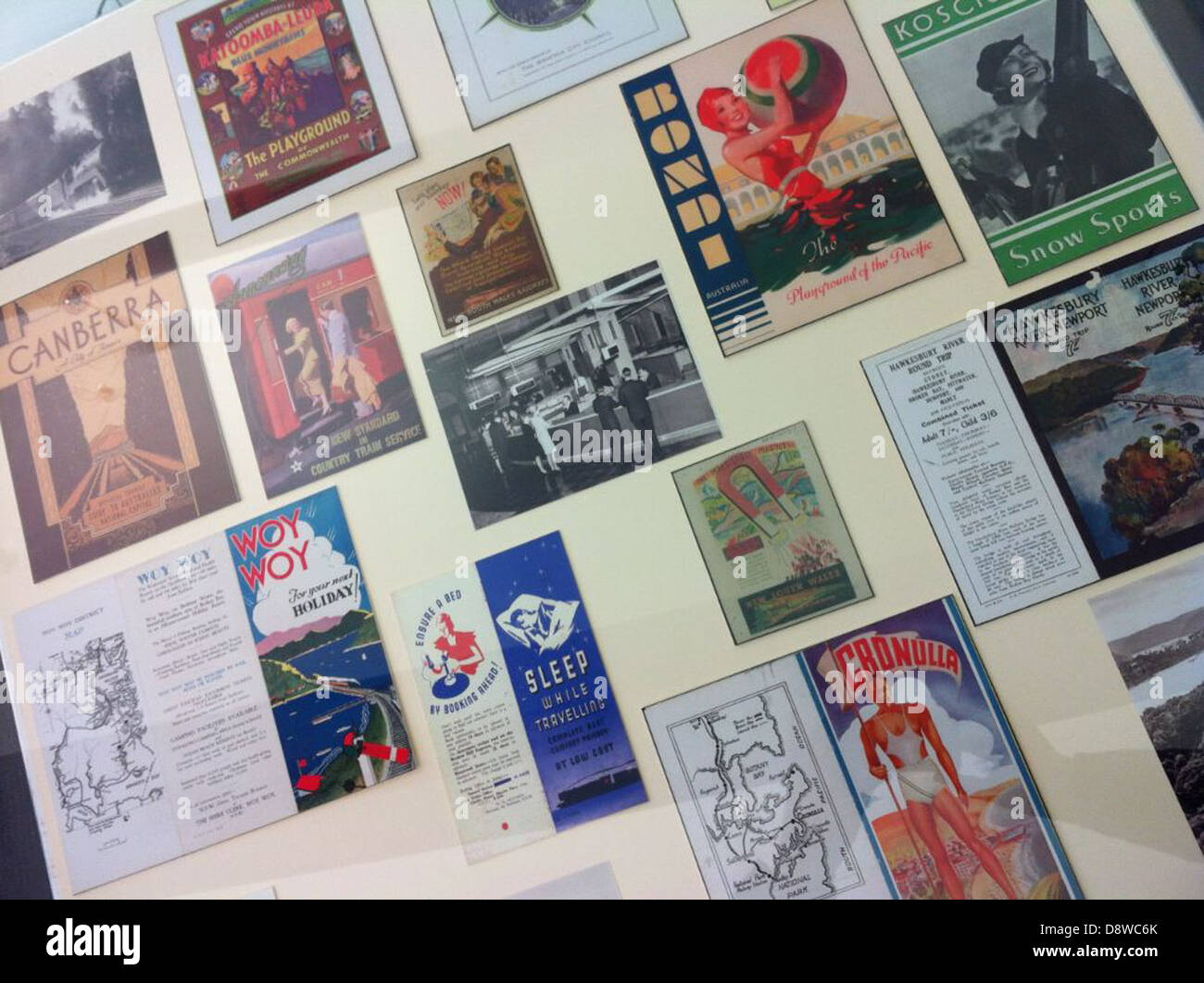 Dieses Bild zeigt eine Ausstellung aus der Ausstellung „Romance & Industry Revisited“, die sich auf die historischen Auswirkungen der Eisenbahn konzentriert. Die Ausstellung beleuchtet die kulturelle und industrielle Bedeutung des Eisenbahnsystems durch historische Artefakte und Bilder. Stockfoto