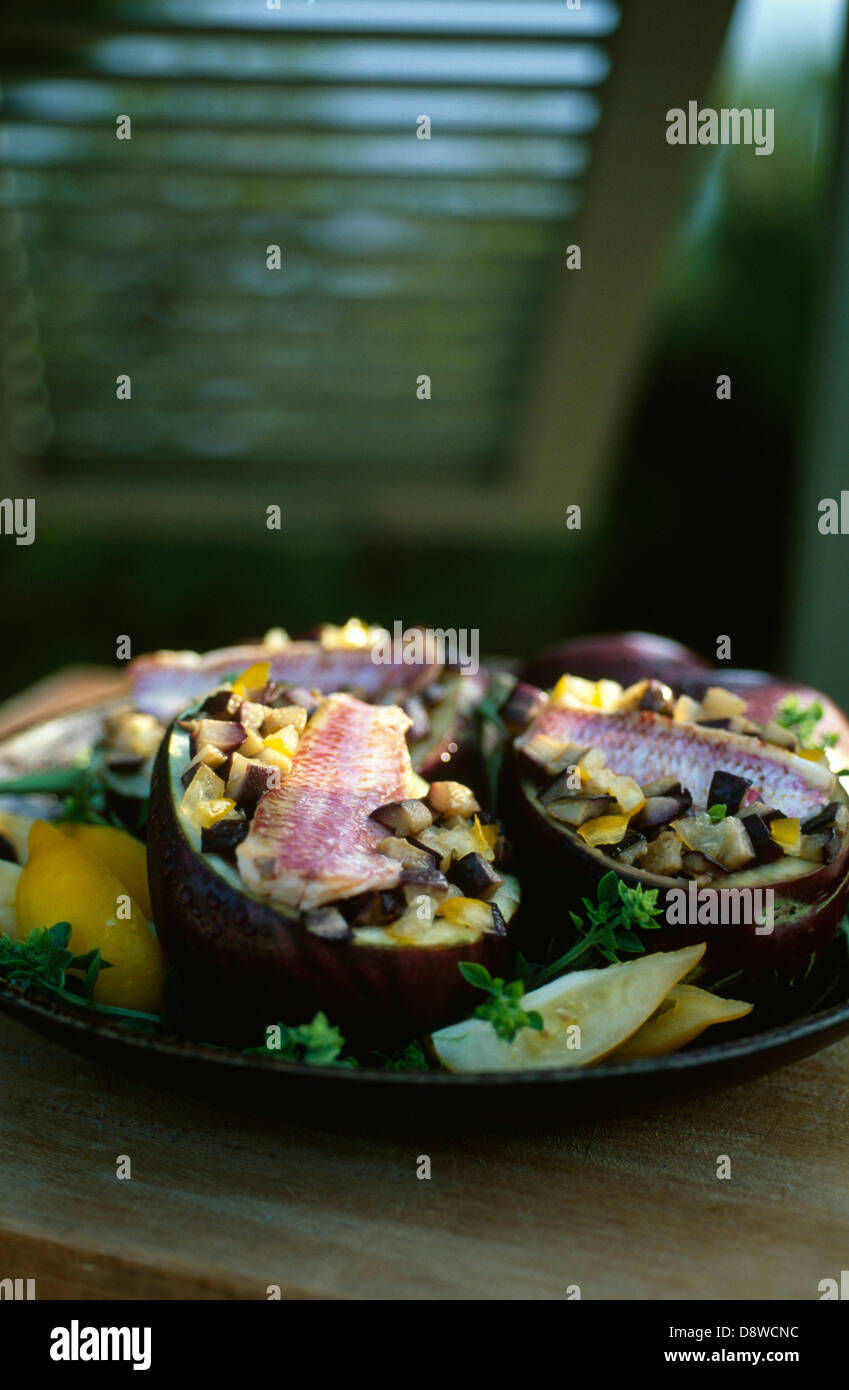 Auberginen gefüllt mit Rotbarbe Filets und Gemüse Stockfoto