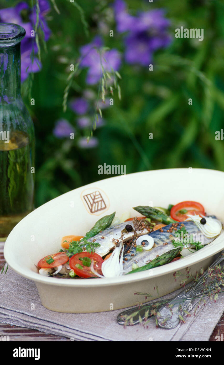 Marinierte Makrelen mit Tomaten und grünem Spargel Stockfoto