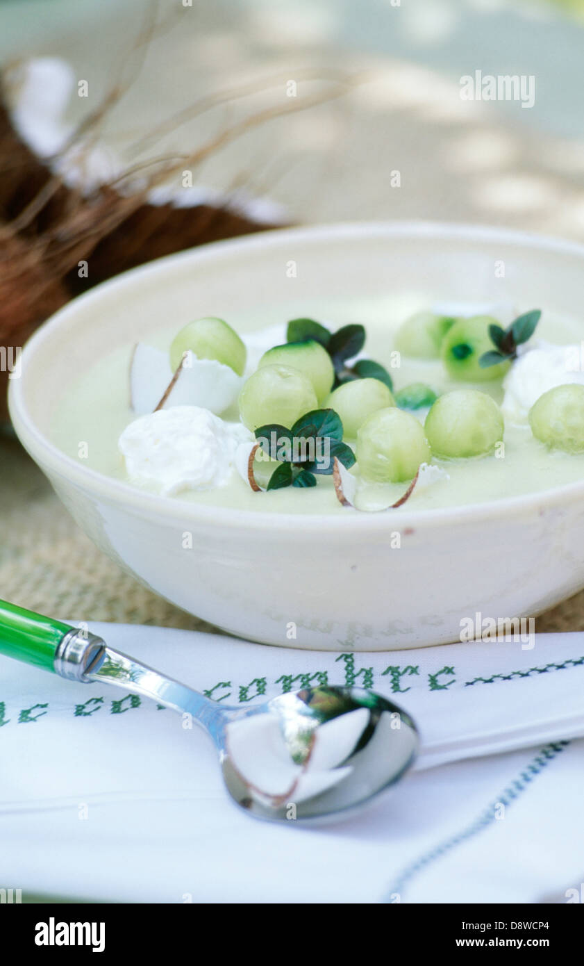 Kalte Gurken-Kokos-Suppe Stockfoto