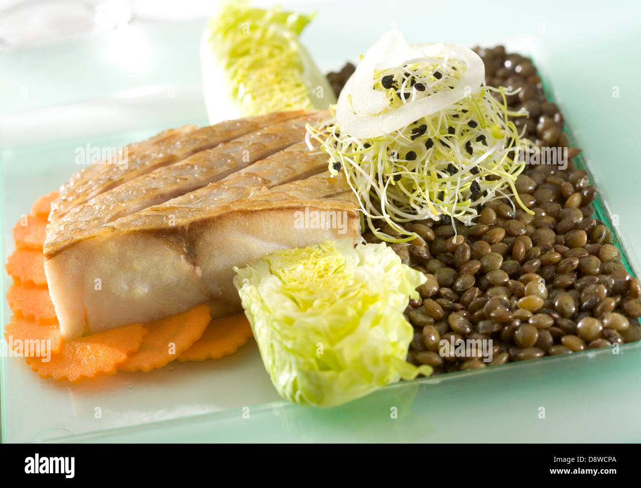 Königlichen Dorade mit grünen Linsen Stockfoto