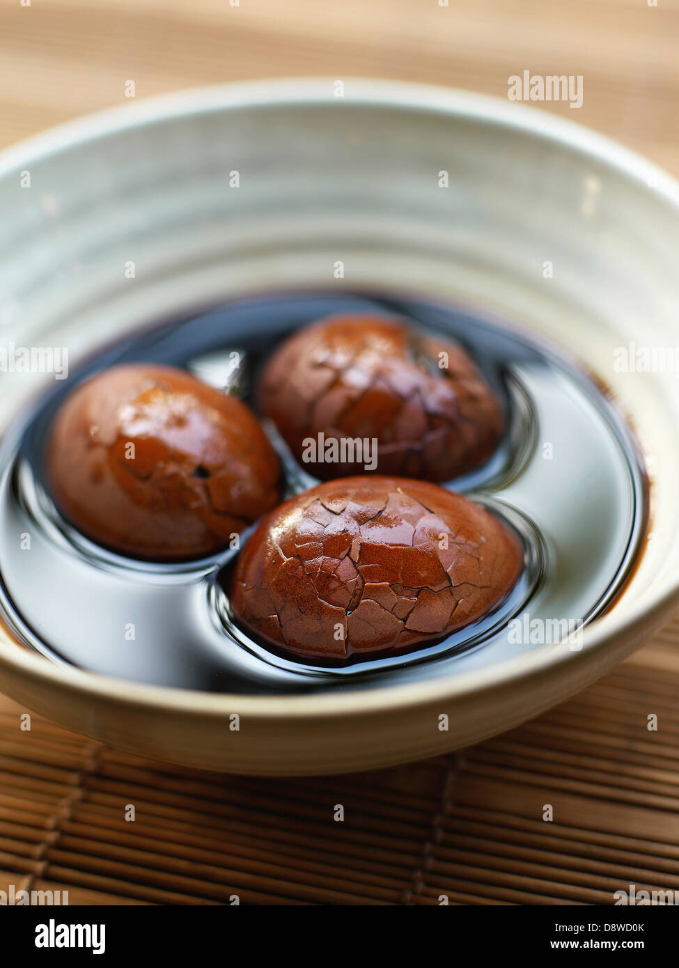 Hartgekochten Eiern Einmaischen in geräucherter Tee Stockfoto