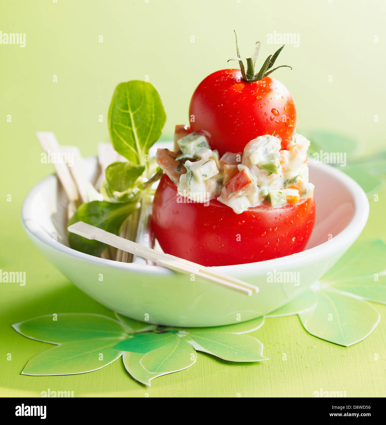 Religieuse-förmige Tomaten mit Macédoine Stockfoto