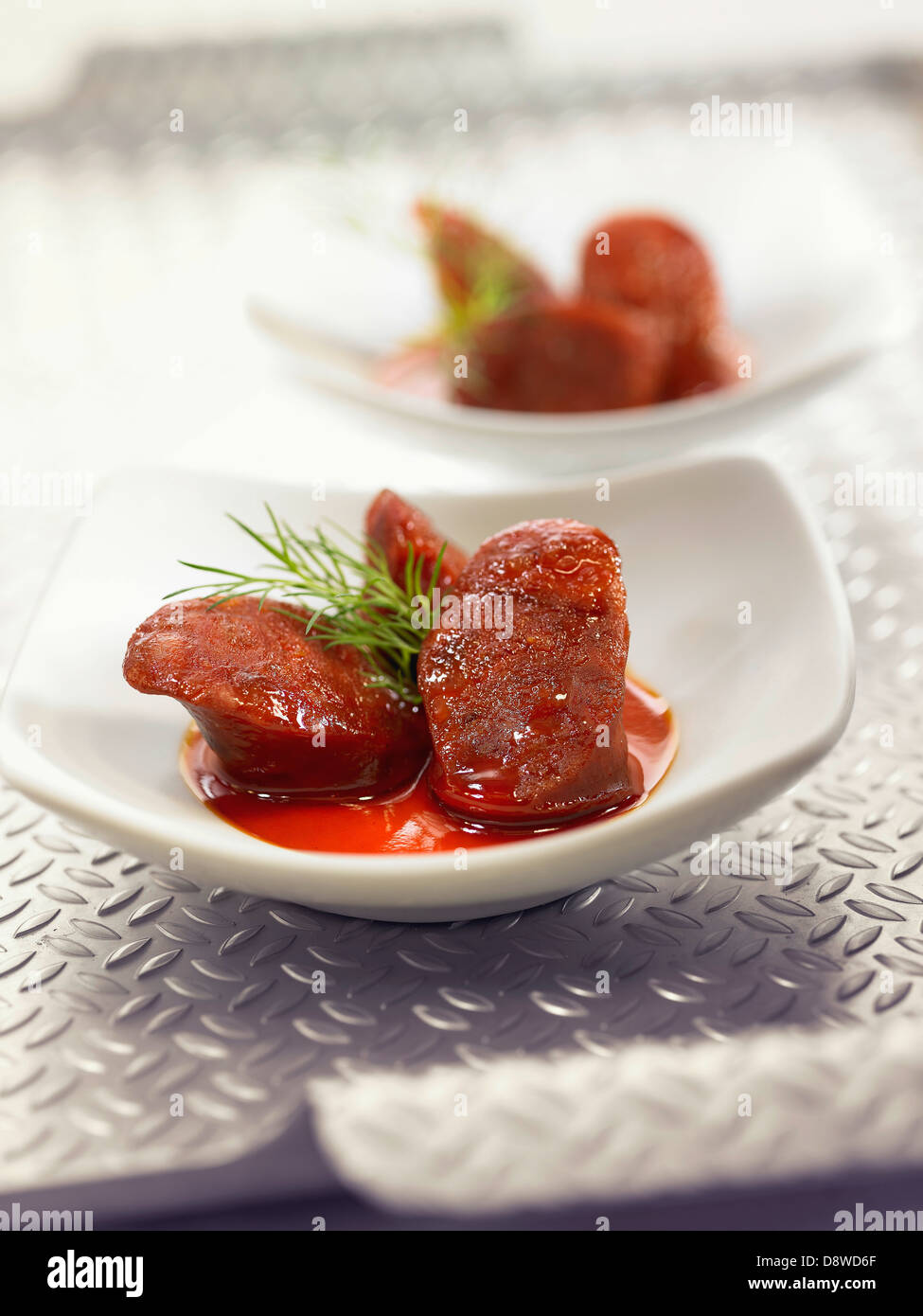 Chorizo mit Rotwein, Knoblauch und Olivenöl gekocht Stockfoto