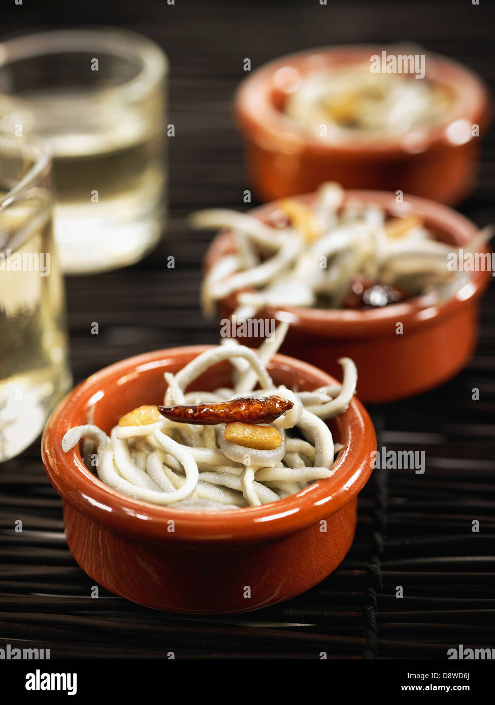 Glasaale mit Guindilla Pfeffer, Knoblauch und Olivenöl Stockfoto
