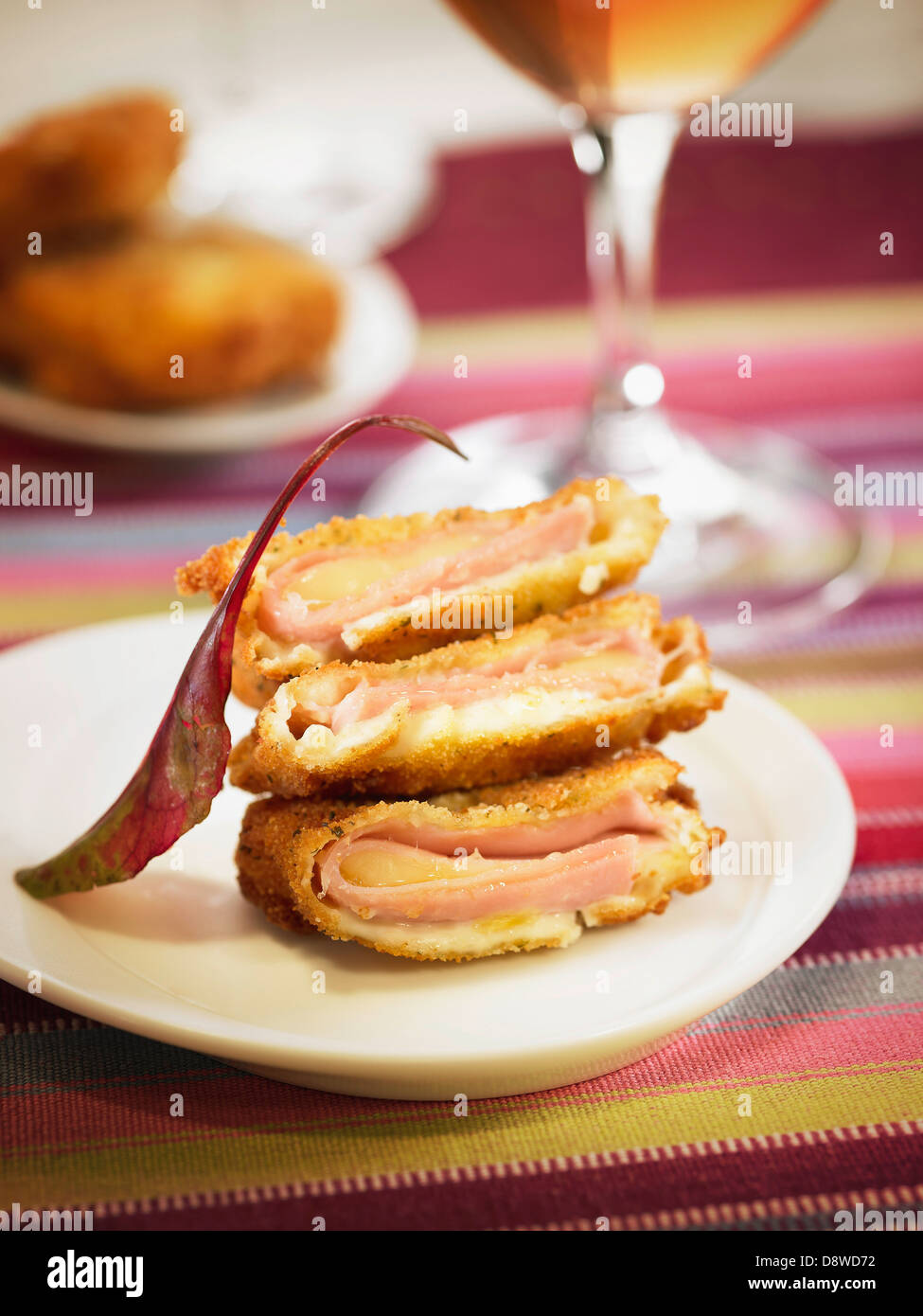 Gekochten Schinken, Käse und Emmentaler panierte Schnitzel Stockfoto