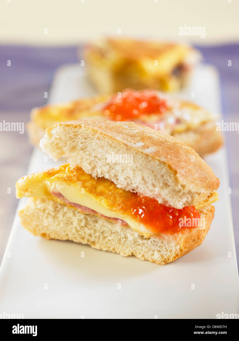 Omelett, gekochten Schinken, Käse und Tomaten-Sandwich geschmolzen Stockfoto