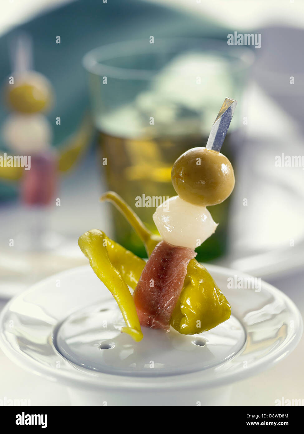 Sardellen, Paprika, Zwiebeln und grünen Oliven Mini-Spieße Stockfoto
