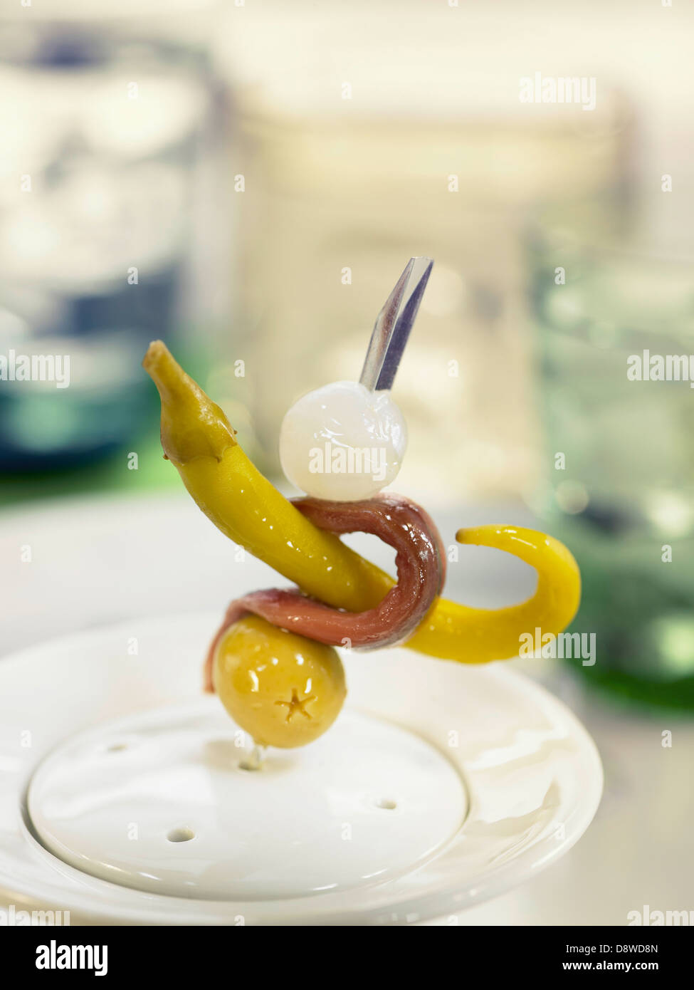 Sardellen, Paprika, Zwiebeln und grünen Oliven Mini-Spieße Stockfoto