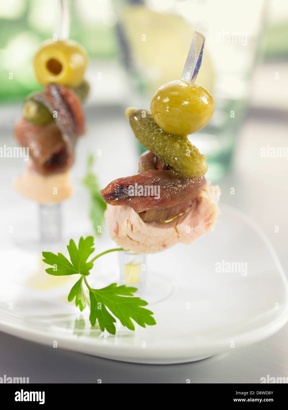 Sardellen, Thunfisch, Gurke und grünen Oliven Mini-Spieße Stockfoto