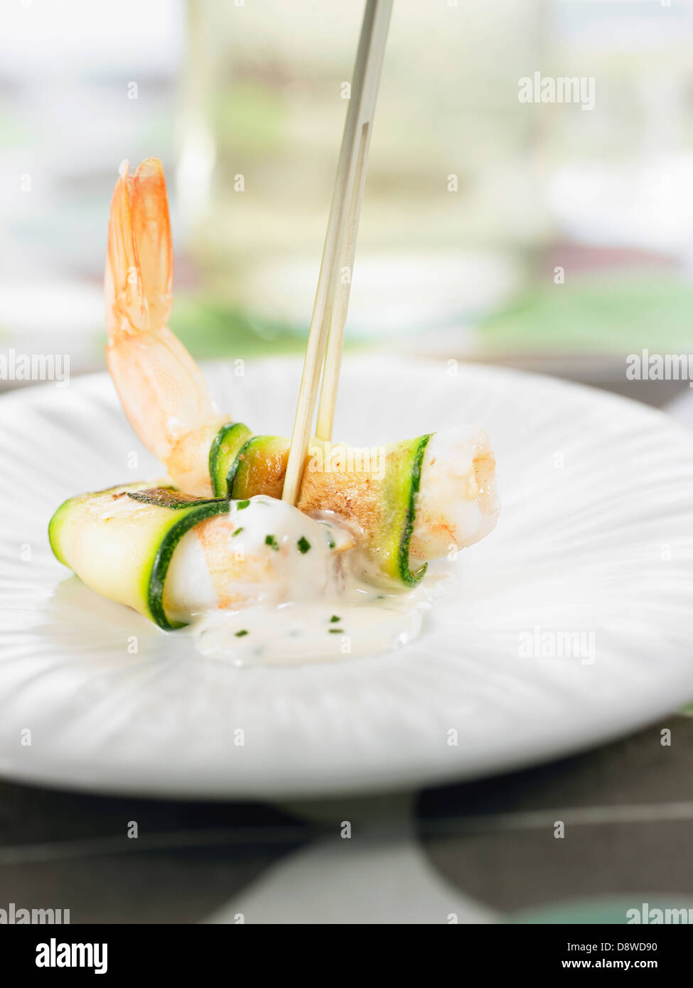 Garnelen und Zucchini Vorspeise mit mit cremiger Zitronensauce Stockfoto