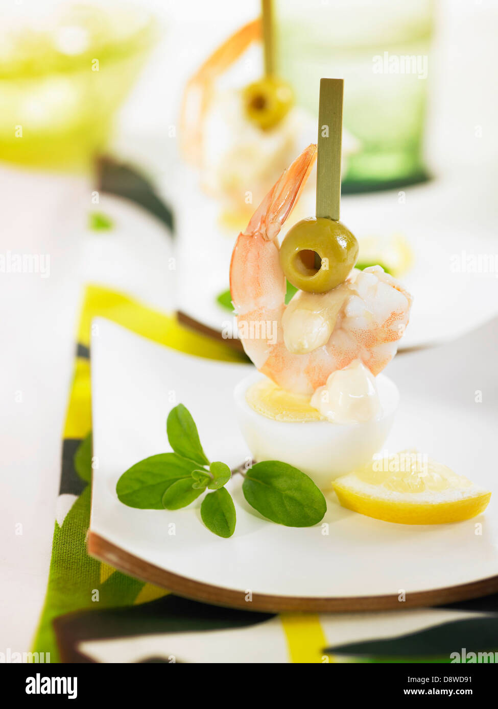Gambas, weißer Spargel und grünen Oliven Spieße mit mayonnaise Stockfoto