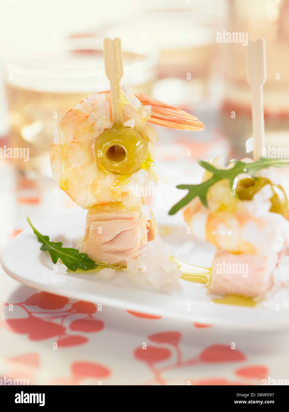 Thunfisch, Gambas und grünen Oliven Mini-Spieße mit vinaigrette Stockfoto