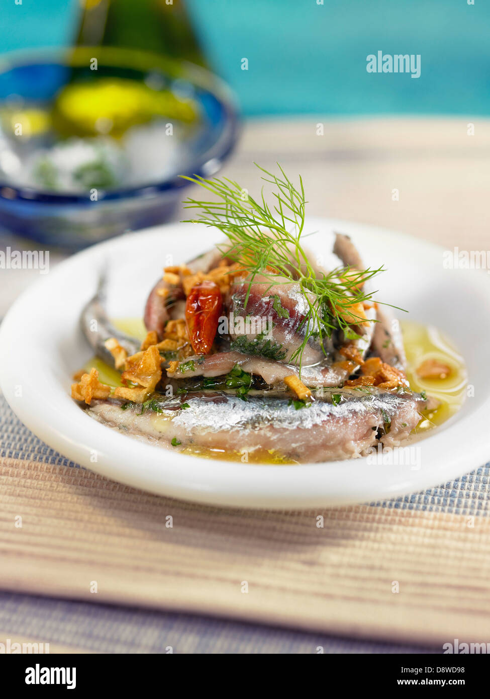 Sardellen, roter Paprika, Knoblauch und Petersilie Salat mit Olivenöl Stockfoto