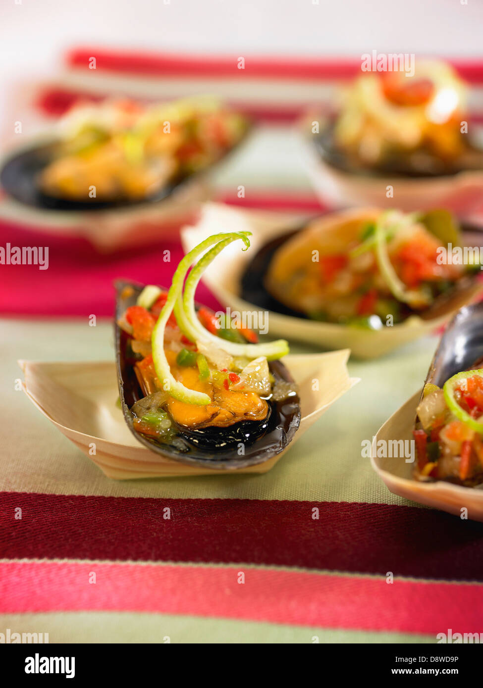 Muscheln mit roten und grünen Paprika und vinaigrette Stockfoto