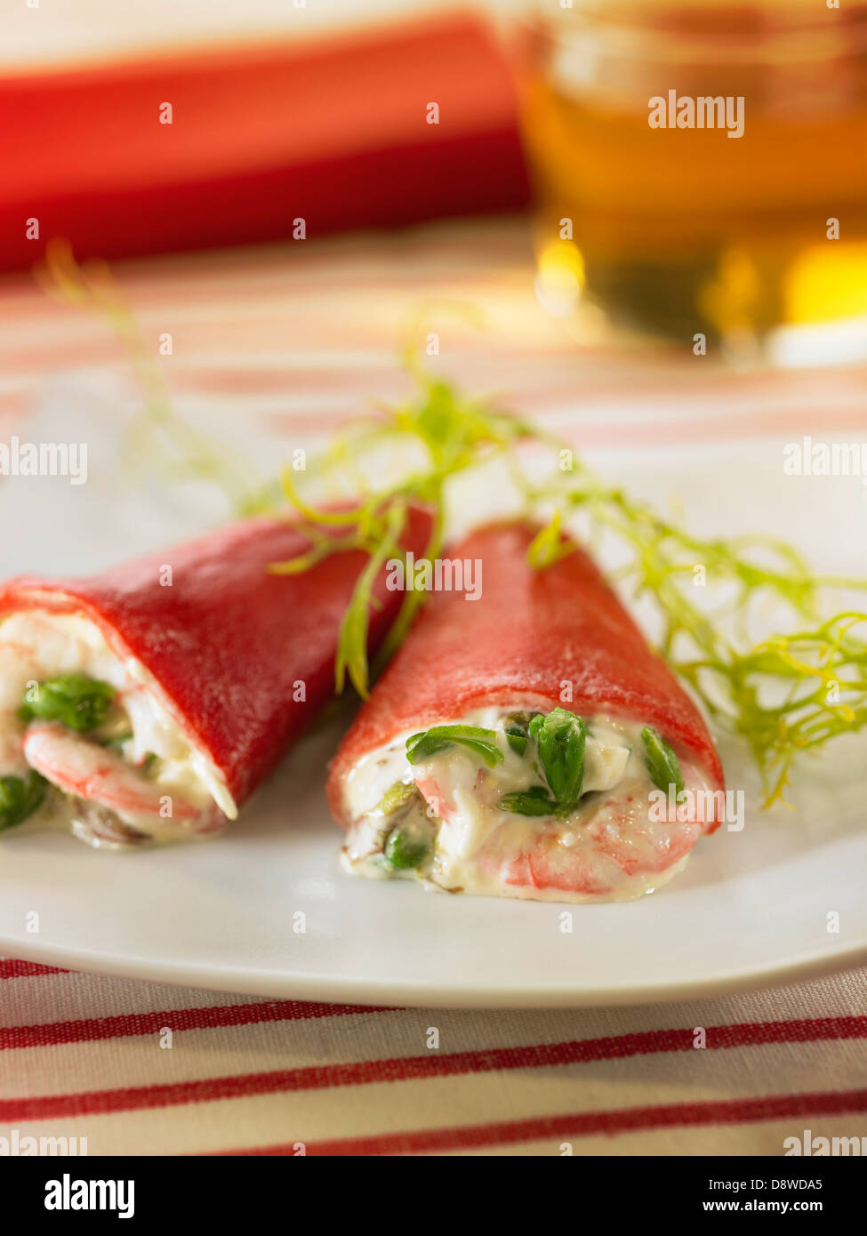 Piquillo Paprika gefüllt mit Gambas, Ei und Spargel Stockfoto