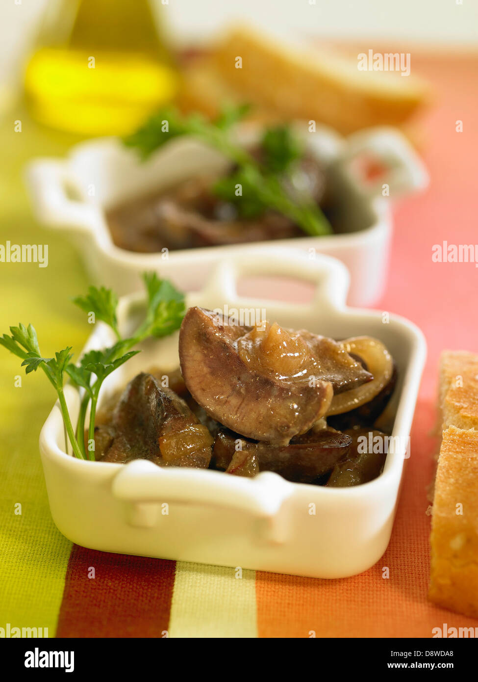 Nieren mit Sherry, Knoblauch, Petersilie und Olivenöl gekocht Stockfoto