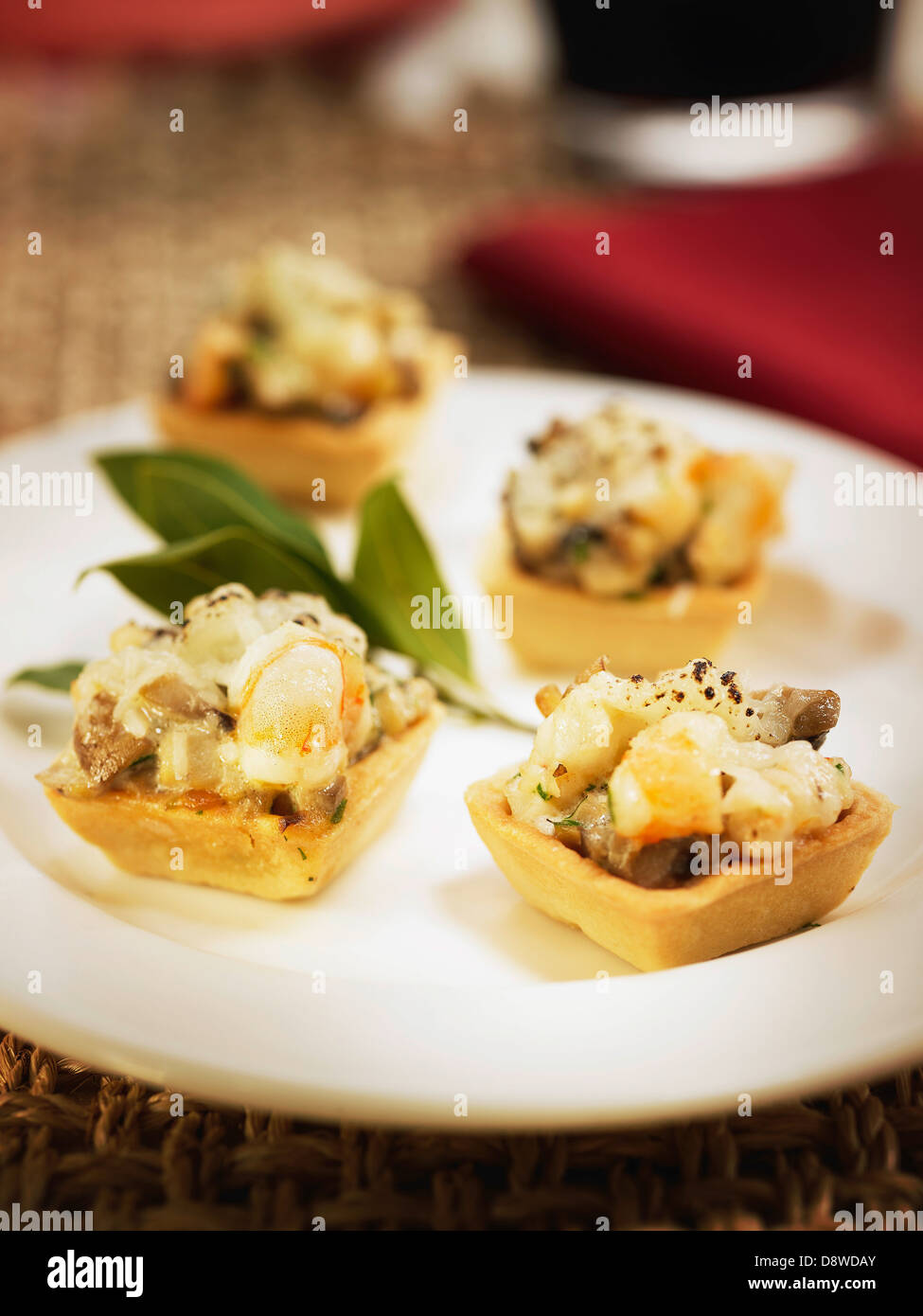 Champignons, Shrimps und Manchego Käse Mini tarlets Stockfoto