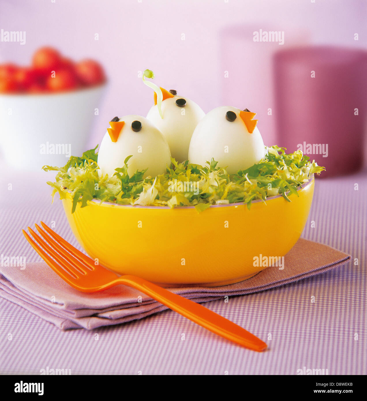 Blattsalat mit hartgekochten Eiern Küken-förmigen Stockfoto