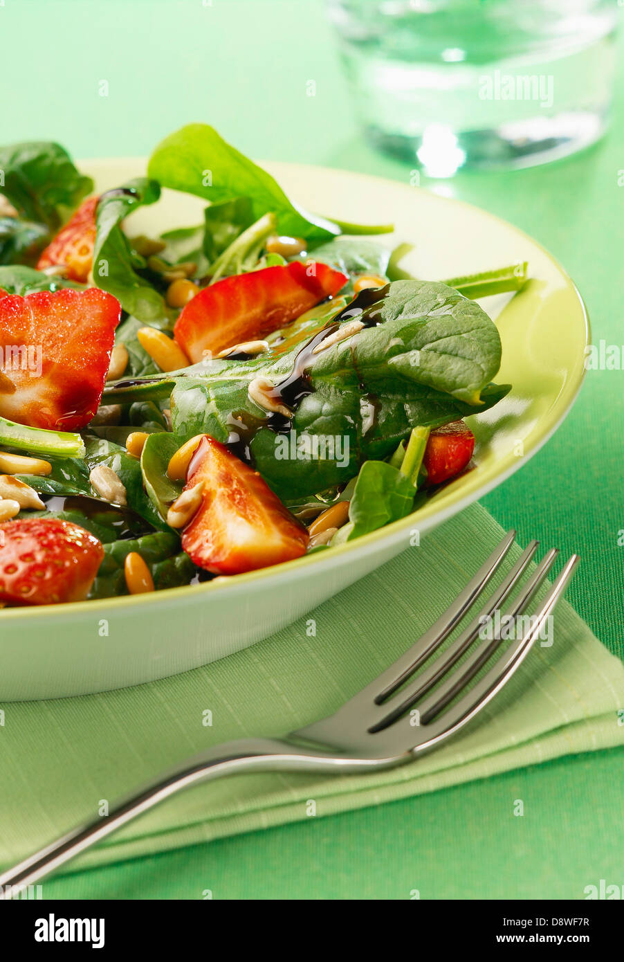 Erdbeere, Spinat und Pinienkernen Salat Stockfoto