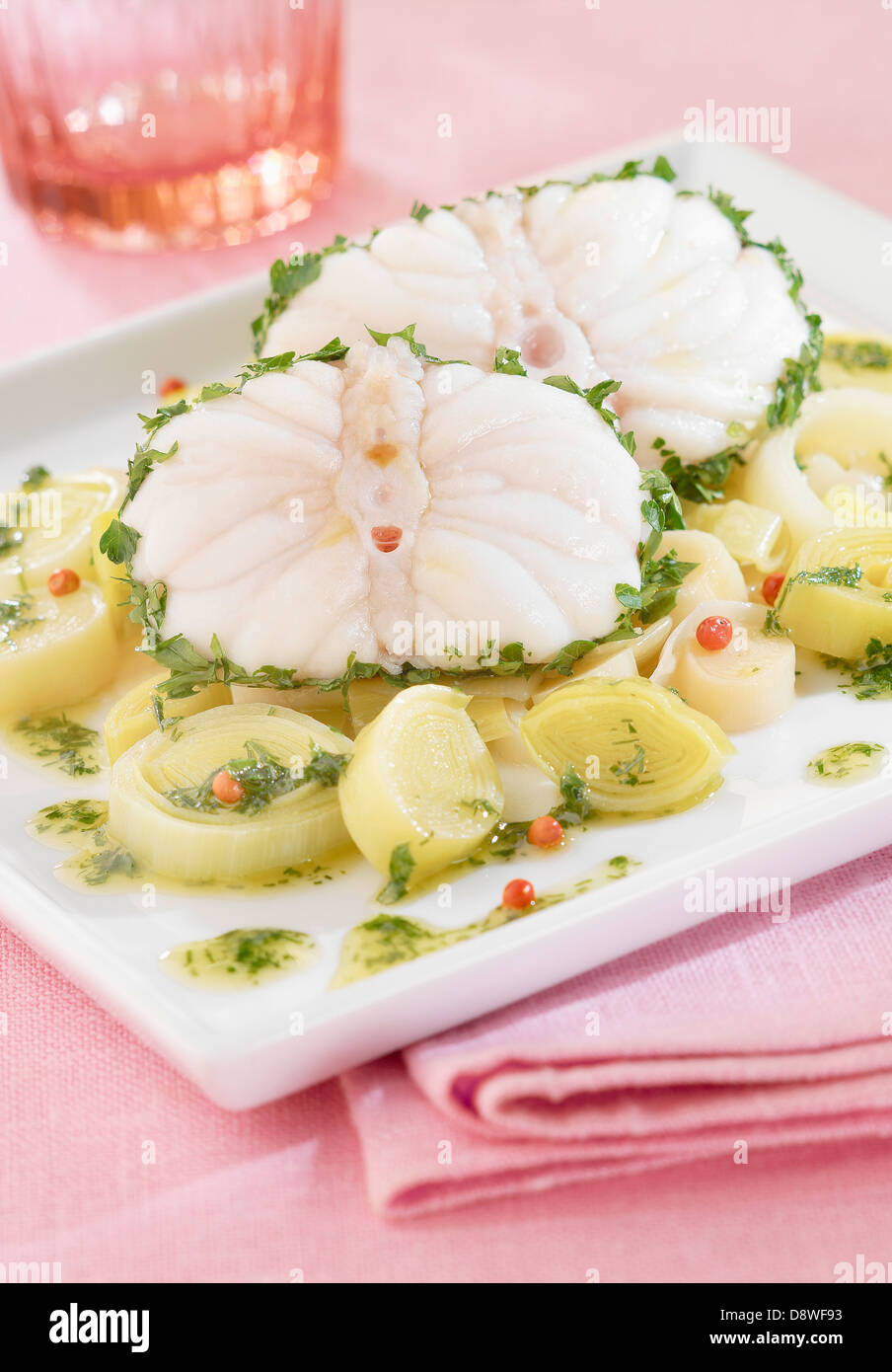 Gedünsteter Fisch mit Lauch und Kräutersauce Stockfoto