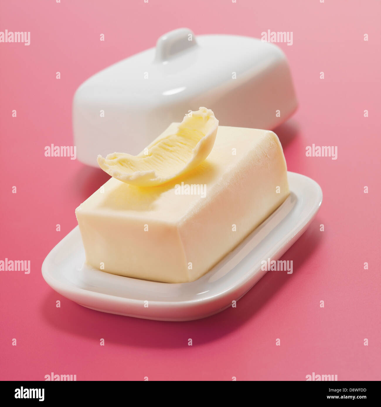 Butter in einem China-Butterdose Stockfoto